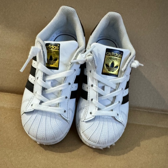 Adidas Superstar size 11 kids - Picture 3 of 6